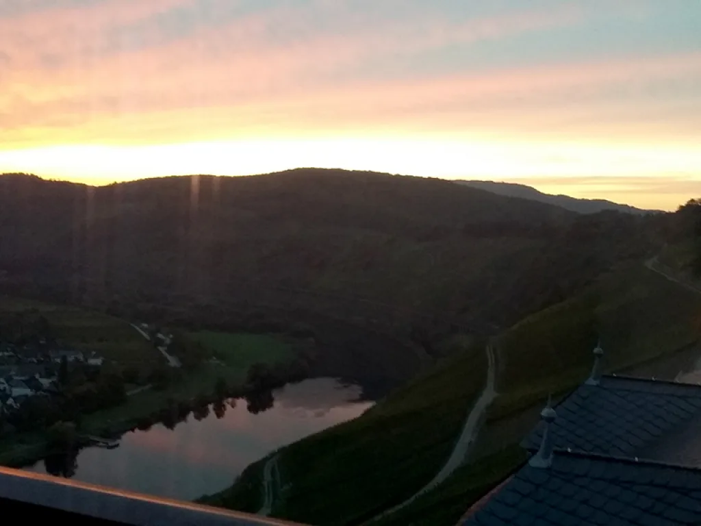 Sonnenuntergang über den bewaldeten Hügeln.